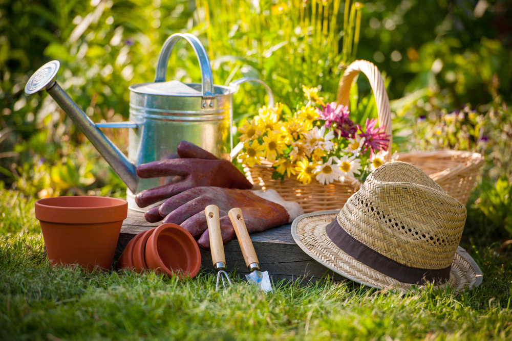 gardening-tools-green-thumb-gift-guide-custom-lawn